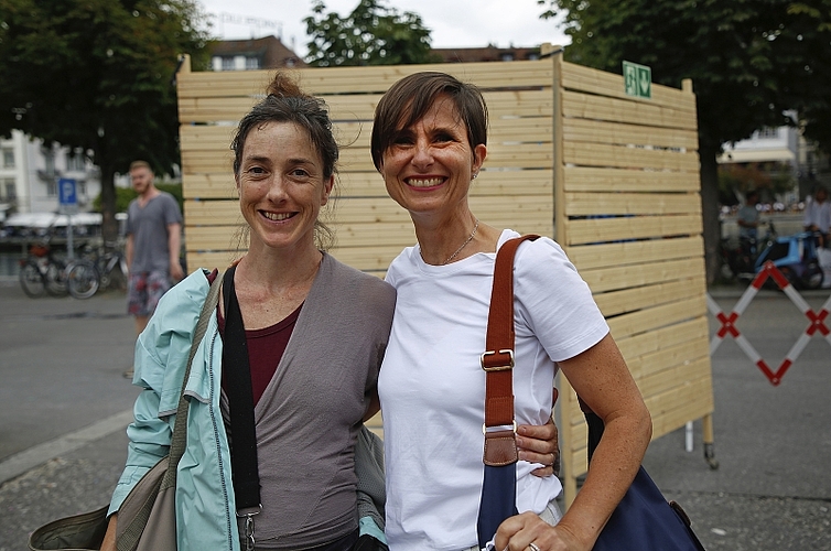 Dana Iova-Koga und Beatrice Im Obersteg (v. l.) von «Distanz» zeigen ihre Performance auf dem Theaterplatz.
