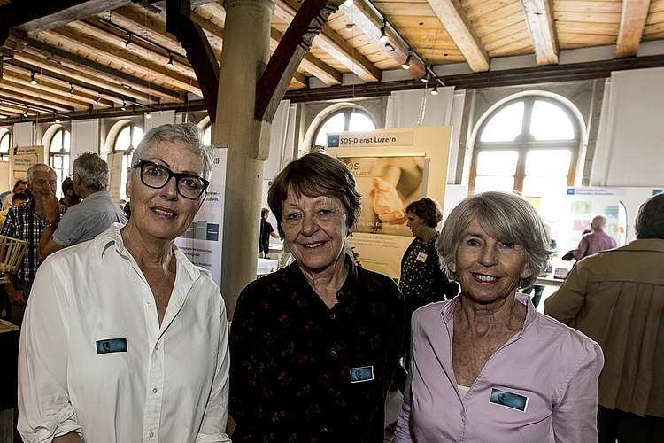 Des Forums 60plus (von links): Andrea Moor, Barista, Regula Bachmann-Melliger, Leiterin Arbeitsgruppe Marktplatz, und Annemarie Meyer-Dotta, Standorganisation.
