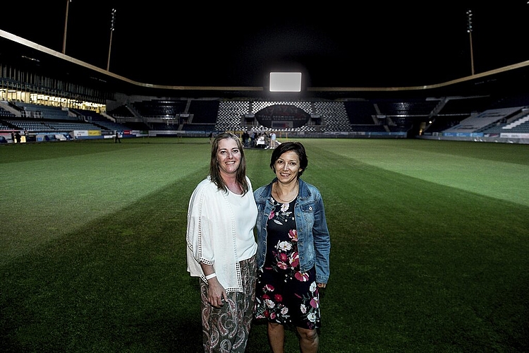 Auch auf dem FCL Rasen wurde für einmal gegessen anstatt Fussball gespielt: Jasmin Schmid (links) und Ursula Wüest hat das spezielle Ambiente gefallen.
