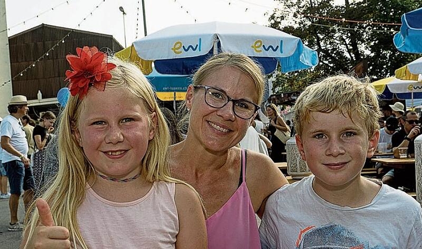 Von links: Nina, Silvia und Tobias Moser. Nina hatte viel Spass, und die Pommes frites mit Kräutern schmeckten Tobias sehr.