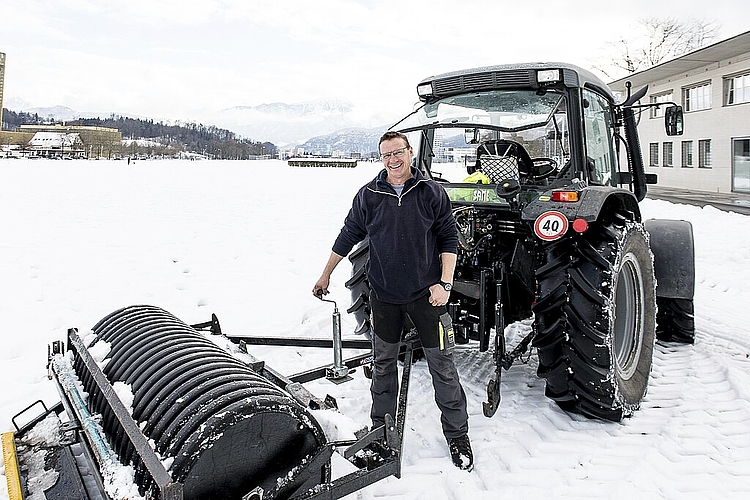 Normalerweise präpariert Walter Lipp mit seinem Traktor die Loipen für den Verein Pro Eigenthal Schwarzenberg. Für einmal stand er auf der Allmend in Luzern im Einsatz.
