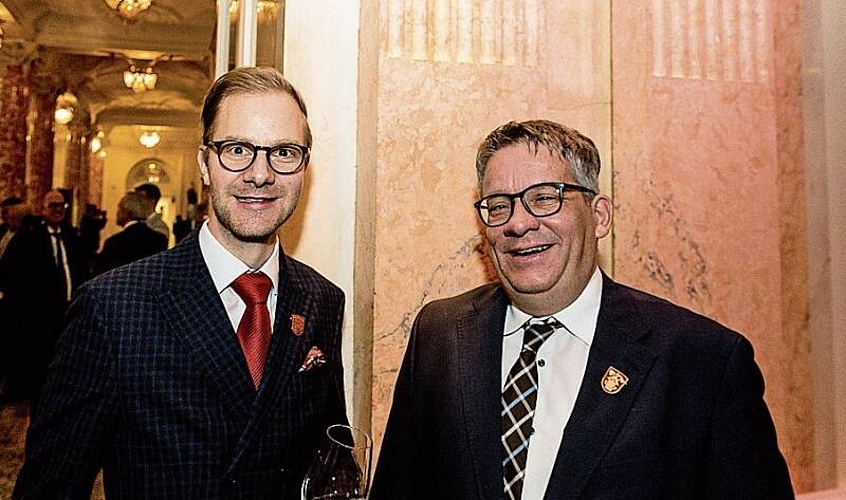 Matthias Widmer (links) und Thomas Gmür hatten riesige Freude, dass Carlo De Simoni die Wahl zum neuen Zunftmeister aus der Ferne zugesagt hat. Und Thomas ergänzte, ein Arzt bringe eine andere Perspektive in die Zunft.
