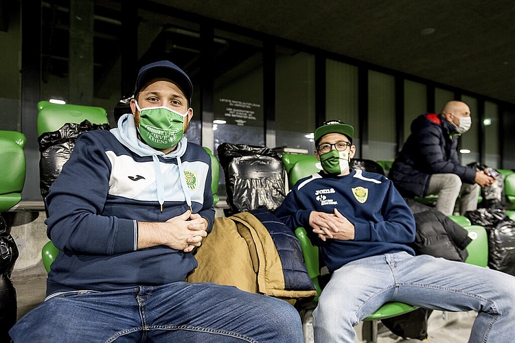 Sandro Studhalter und Timo Imgrüth (von links) sind spontan an den Match gekommen und geniessen es, unter dem Dach im Trockenen zu sitzen.
