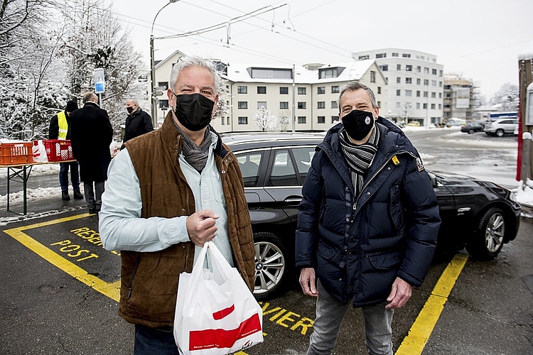 Rolf Brun (links) lud den letztjährigen Lozärner Fasnachtskomitee-Präsidenten Roli Fischer zum Essen ein. Alex Stadelmann (rechts) genoss das Nachtessen mit seiner Familie.
