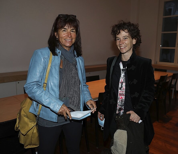 Die ehemalige Krienser Einwohnerrätin Susanne Lanz (links) besuchte mit Beatrice Piva die vielbeklatschte Premiere.
