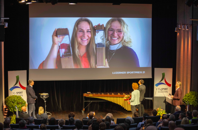 Die Nachwuchssportlerinnen des Jahres, die beiden Ruderinnen Salome Ulrich (links) und Lisa Lötscher vom Seeclub Luzern, bedankten sich per Videobotschaft für die Auszeichnung.
