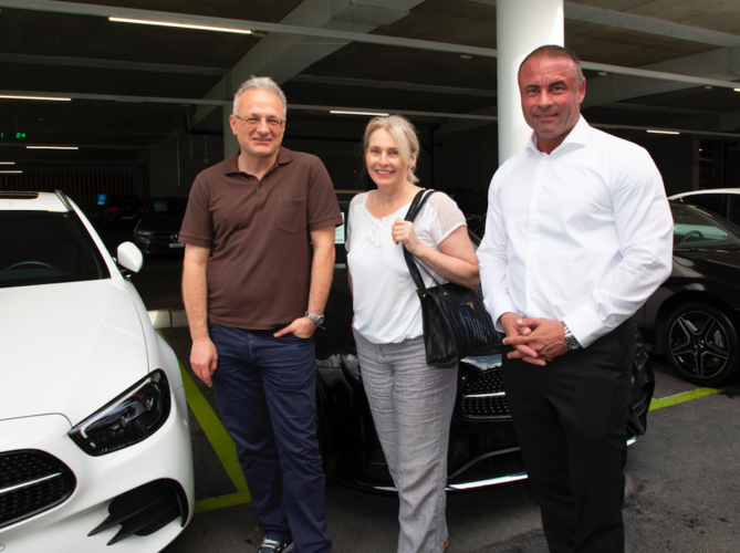 Susann (l.) und Tino Haberkorn (r.) fahren mit Stern auf der Haube, Lueg-Verkaufsberater Martin Trinkler (2. v. l.) freut’s, Audi-Kundendienstleiter Dieter Leimgruber nimmtʼs gelassen.
