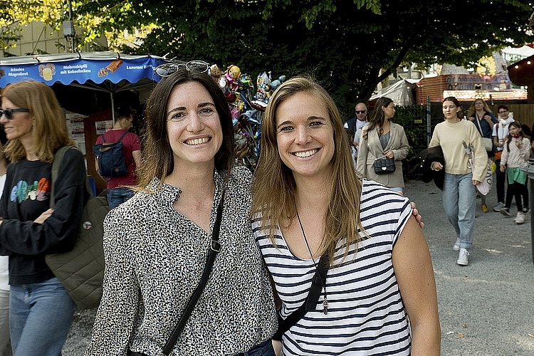 Die Luzernerinnen Tina Kaderli (links) und Michelle Kirchhofer, wohnhaft in Zürich und im Bündnerland – ein Grund, in die Heimat zu kommen wegen der Määs und des Magenbrots.