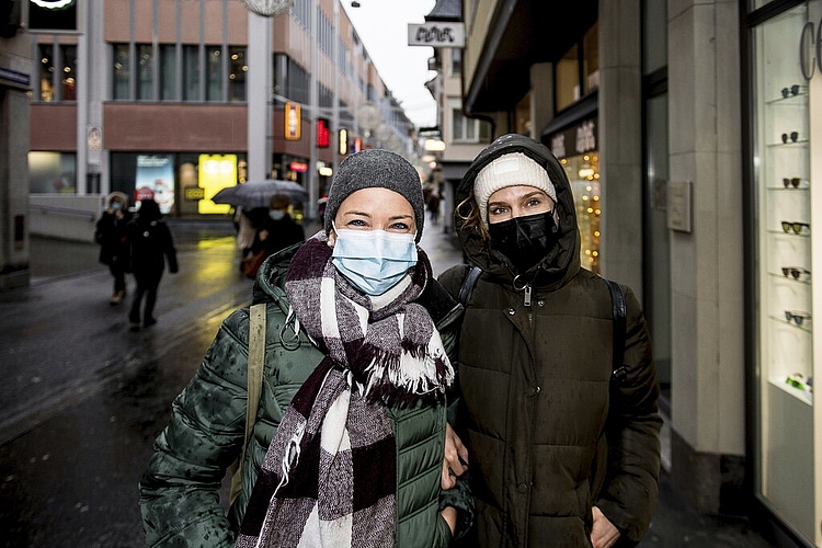 Isabelle Näf (links) und Mirjam Galarz wünschen sich, dass die Schiffe auf dem Vierwaldstättersee wieder wie gewohnt unterwegs sind.
