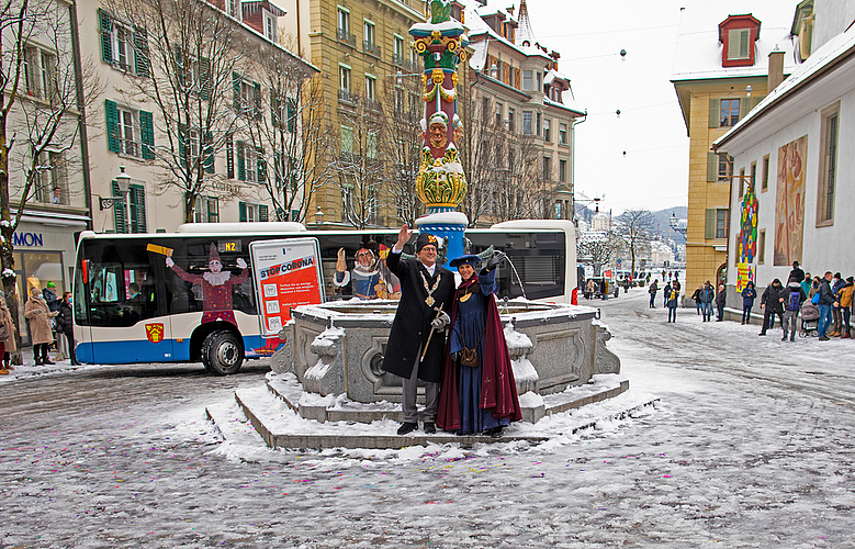 Bruder Fritschi und seine Fritschene durften auch in diesem Jahr «ihren» Brunnen umrunden, Daniel und Katharina Medici (Fritschi-Vater und Fritschi-Mutter) wohnten dem symbolischen Akt bei. Bilder: Andréas Härry
