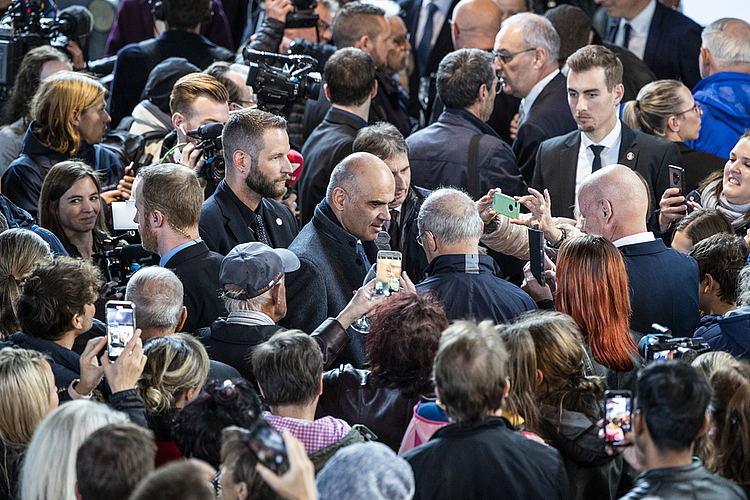 Alain Berset (Bildmitte) und Guy Parmelin (oben rechts) im Getümmel. Bild: Patrick Hürlimann/«Luzerner Zeitung»
