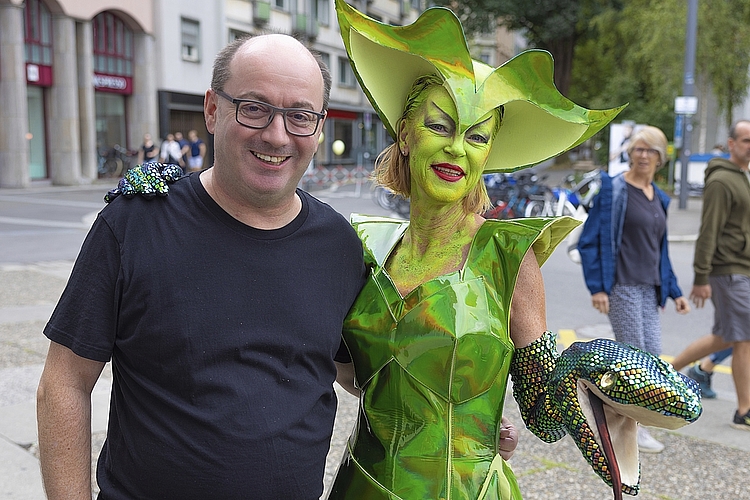 «Schneekönigin» Anita Olijve, der unübersehbare Hingucker des Anlasses, zusammen mit Adrian Balmer, dem kaufmännischen Direktor des LT.
