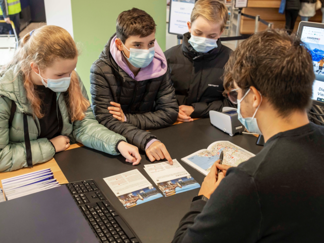 Die Schüler:innen durften die Mitarbeitenden an diesem Morgen mit Fragen löchern.
