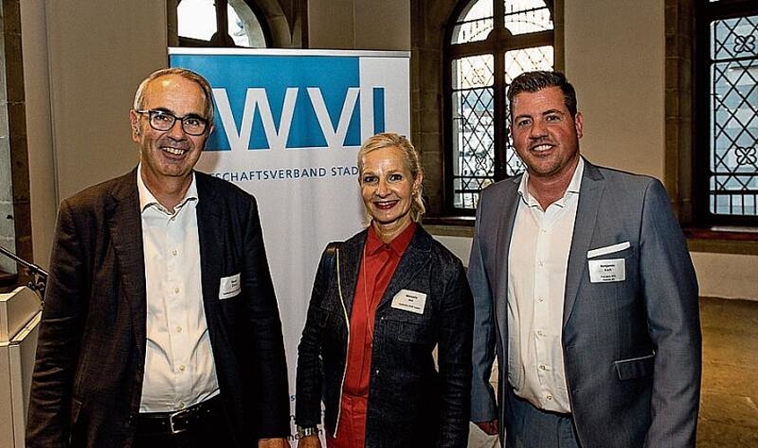 Nach Abschluss der Session ging es zum Behördenapéro (v. l.): Sonja Döbeli (FDP), Stefan Sägesser (GLP), Lisa Zanolla (SVP), Patrick Zibung (SVP), Jörg Krähenbühl (SVP) und Thomas Gfeller (SVP).
