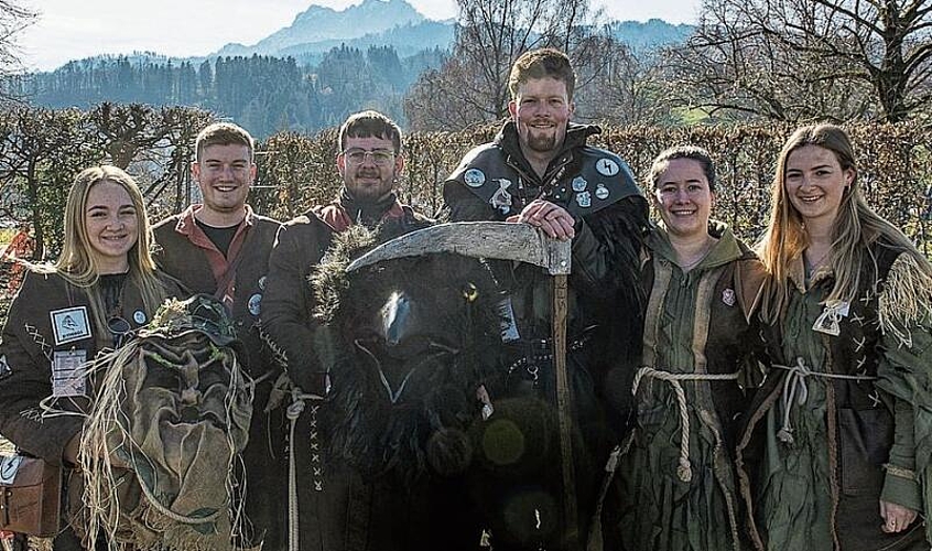 Das grosse Beizensterben in Kriens bauten die sieben Personen des Alpen Club Kriens als Umzugswagen. Ruedi Frei, Wagenbauchef (5. von links), ist auch betrübt, dass es in Kriens immer weniger Beizen gibt.
