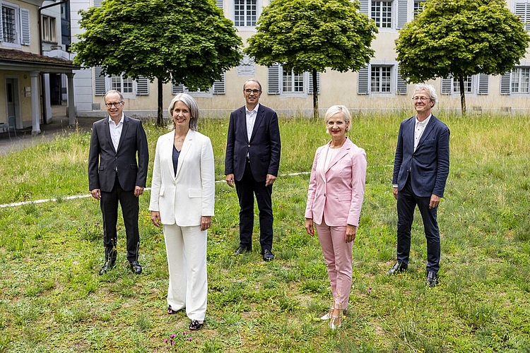 Keine Veränderung in der Luzerner Stadtregierung: Martin Merki (FDP), Stadtpräsident Beat Züsli (SP) und Adrian Borgula (Grüne) (hinten v. l.) hatten die Wiederwahl bereits Ende März geschafft. Am Sonntag setzten sich nun auch Franziska Bitzi (CVP, vorne links) und Manuela Jost (GLP) durch.
