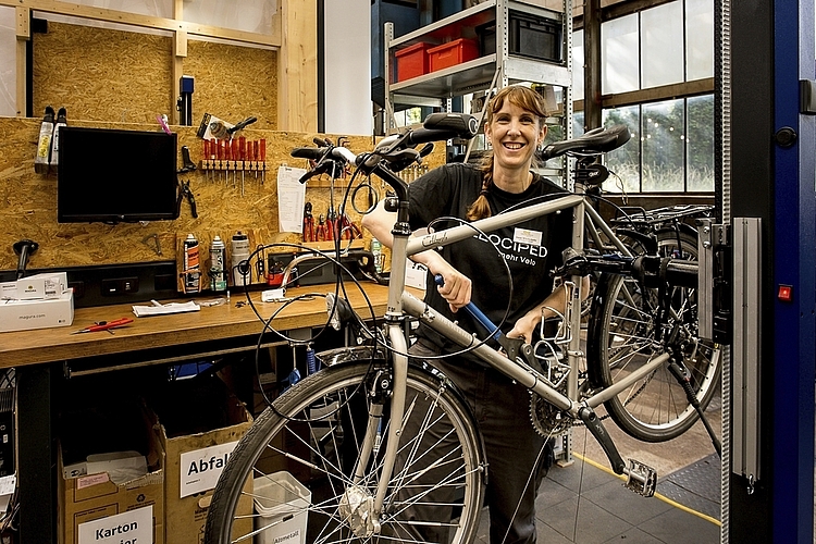 Ursprünglich ist Irene Wiederkehr Handarbeitslehrerin. Auf dem zweiten Bildungsweg absolviert sie jetzt das dritte Lehrjahr als Velomechanikerin bei Velociped in Kriens.
