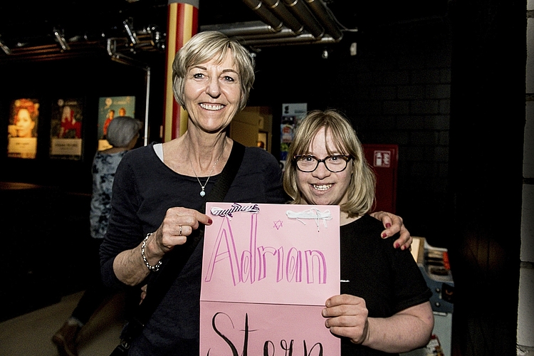 2011 hat Nicole Wicki (r.) Adrian Stern persönlich anlässlich eines Backstage-Treffens kennen gelernt. «Seither ist sie mindestens der grösste Fan», erklärt ihre Mutter Christine Wicki.
