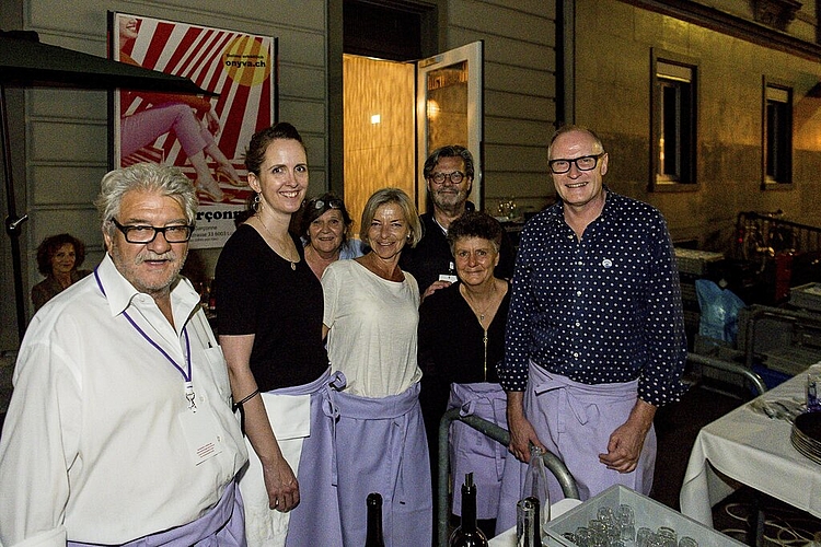 Eveline und Guido Rast, Geschäftsleiter Migros Luzern, Corinne Amrhein, Norbert Wermelinger, Peter und Susy Burri.
