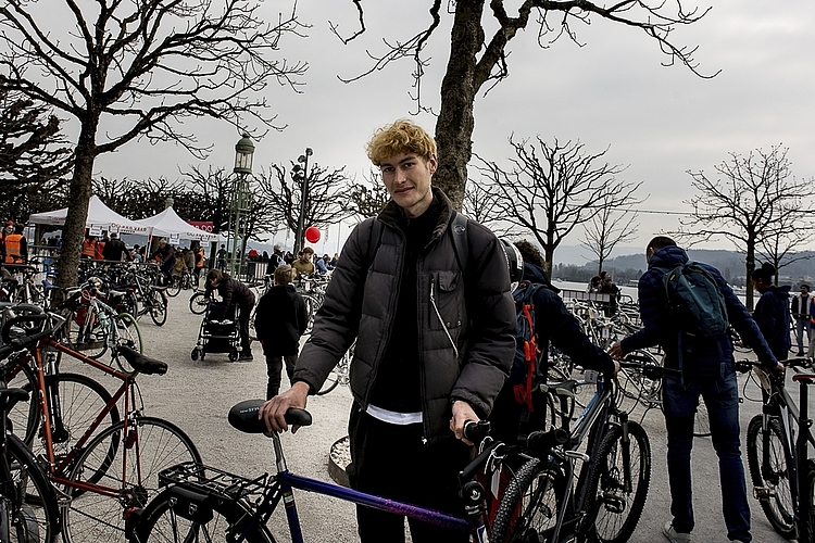 Cedric Zellweger fand ein Velo mit Schutzblech und Dynamo, das wohl über 30 Jahre alt ist.
