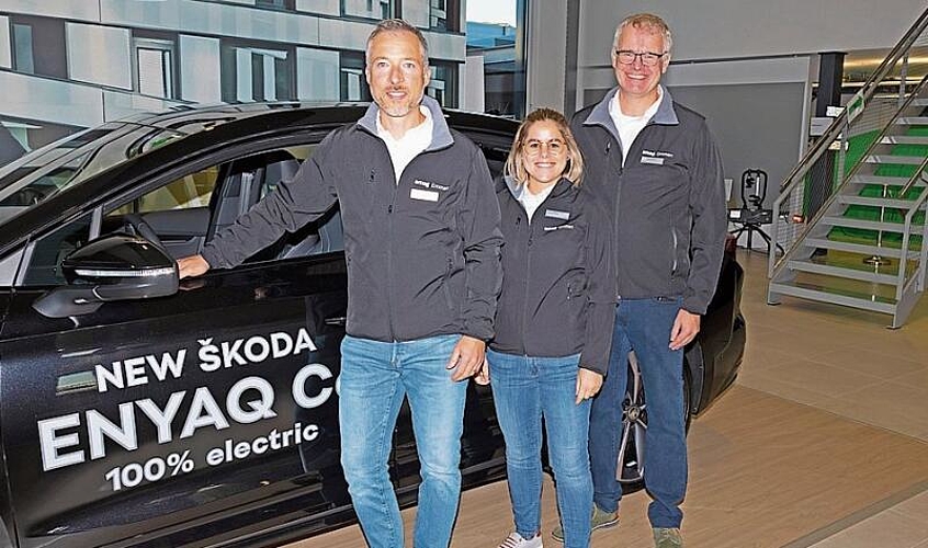 Garage Galliker, Littau: Filialleiter Thomas Christen (rechts) und sein Verkäufer Marco Schluep. Im Hintergrund ein Honda – mit E-Antrieb, das Autothema des Jahres 2022.
