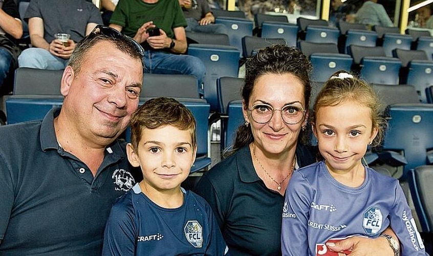 Von links: Reto, Elias, Magnolia und Sophia Amrein. Für die Kinder ist es Ehrensache, mit dem FCL-T-Shirt an den Match zu gehen.