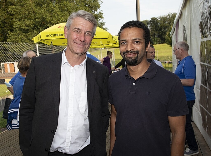 Sie neckten sich, als sie gemeinsam aufs Foto sollten. Doch in Emmen ist bekannt, dass die Gemeinderäte Patrick Schnellmann (l.), CVP, und Brahim Aakti, SP, sich glänzend verstehen.
