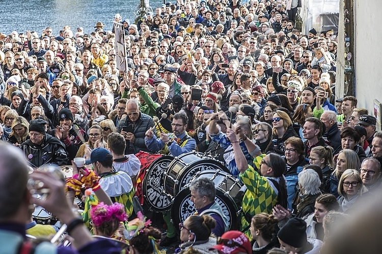 Bis zum Redaktionsschluss haben sich der Kanton und die Stadt noch nicht konkret dazu geäussert, ob nun auch grössere Menschenansammlungen wieder möglich sein werden.
