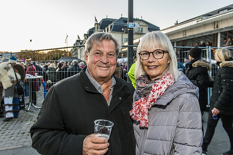 Der Vorschlag von Hugo Stadelmann (l.), «Met Hochdrock a d Fasnacht», erreichte den 2. Platz, Silvan Kaesers (r.)«Kafi Huerenaff» den 3. Platz des Plakettenwettbewerbs.
