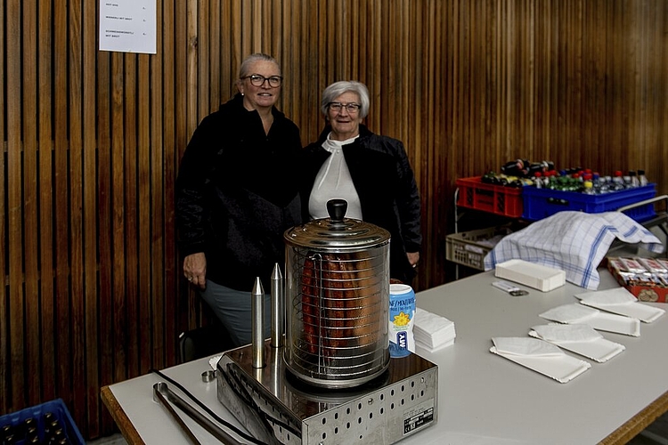 Jasmine Kreienbühl (links) und Ruth Gautschi verkauften Wienerli, Schweinswürstli und Hotdogs.