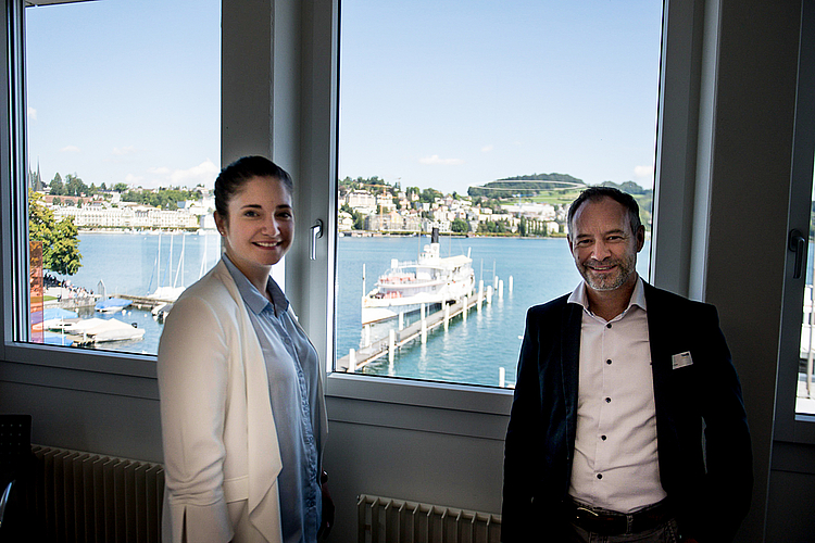 Blick aus einem Sitzungszimmer mit Jasmin Grüter, Admin-Service.ch, und Alexander Duss von der RMB Engineering AG.
