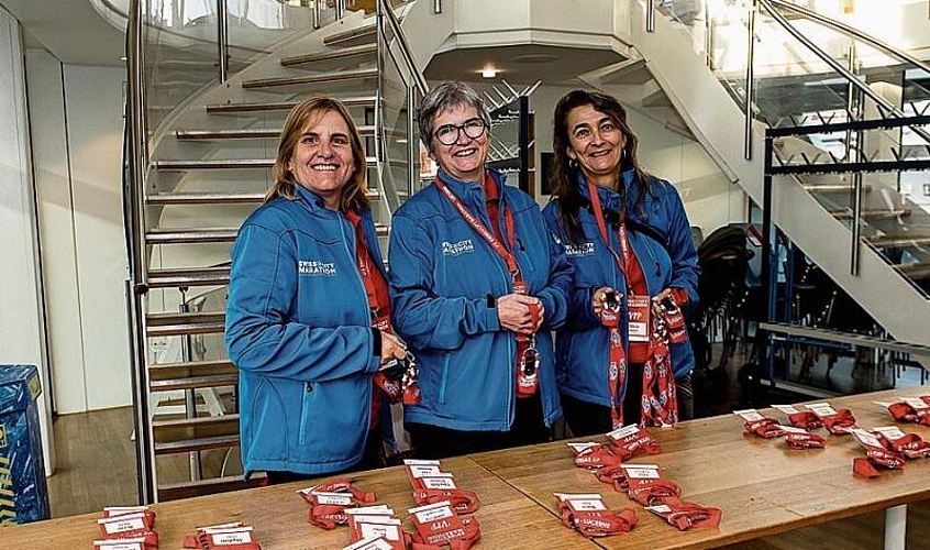 V. l.: Claudia Berganin, Mona, Anna und Sibylle Guggisberg, OK City Marathon. Das Nachwuchs-OK ist auf den Startplätzen. Mona und Anna werden ihre Mutter im OK unterstützen.
