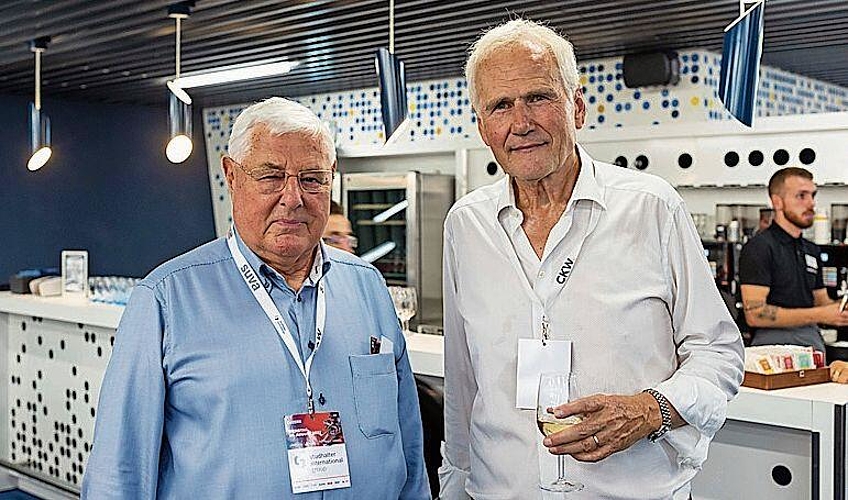 Zwei Ehrenpräsidenten unter sich: Ruedi Studhalter (links) von der Lucerne Regatta und Max Plüss von Spitzenleichtathletik Luzern, freuen sich über die internatio­nalen Sportler:innen.
