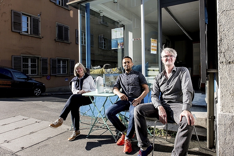 Barbara Egli, Quartierverein Wächter am Gütsch, Eliah Saeed und Beat Wirth (r.) sitzen vor dem neu eingerichteten Quartierraum Q-Point 72.
