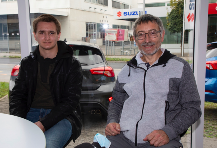 400 000 Kilometer absolvierte der Ford Galaxy von Albin Weber, auf dem Foto mit Sohn Benjamin. Zeit für die Ersatzbeschaffung bei der Th. Willy AG.
