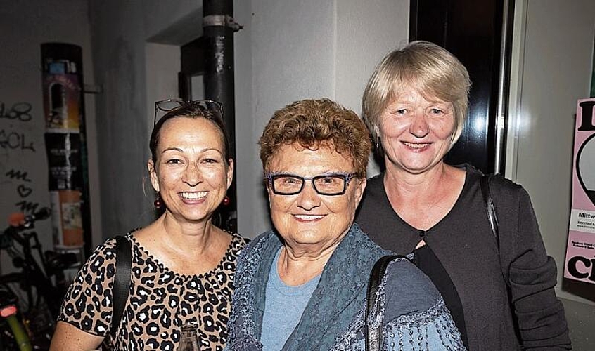 Von links: Carolin Bürkli, Marion Cron und Ludmila Carnäcka sind deklarierte Fans von Frölein Da Capo: «Und jetzt kommen wir auch noch in die Zeitung!»
