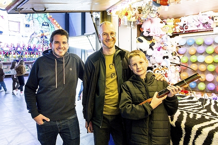 «So gut war ich noch nie mit der Armbrust, bisher reichte es stets nur für den Trostpreis», freute sich Finn Burch (rechts) zusammen mit Tariq Akhtar (links) und Michael Burch.
