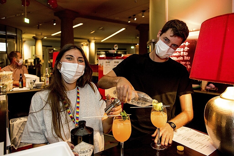 Verena Korrodi und Josef Brunner finden, dass der Pink Drink der heisseste Cocktail in Luzern während des Festivals ist.
