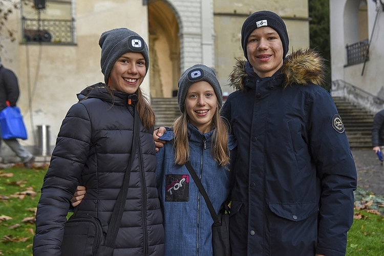 Von links: Céline, Michelle und Simon Hocack genossen die Adventsstimmung, nach dem Samichlausauszug ging es weiter an den Weihnachtsmarkt.
