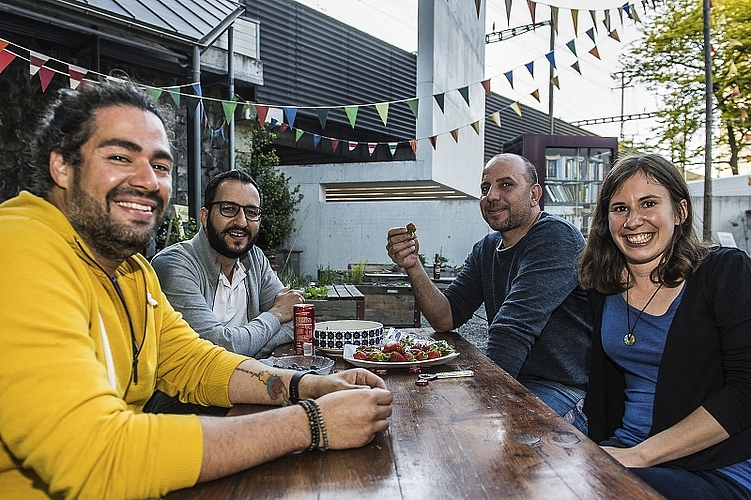 Kulinarik gibt’s für Manuel Martinez, Mohamed Rihan, Shawkat Nasseredin und Delia Strassmann (v. l. n. r.) im Sentitreff.
