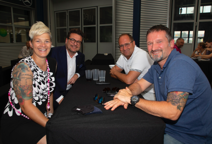 Ein Cabriolet und ein Coupé von Mercedes nennt Torsten Kaschik (links) sein Eigen. Zusammen mit Brigitte und Michael Burri, Letzterer ein Mercedes-Fan.
