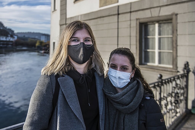 Die Grossmutter von Selina Tiziani (links) hat die Maske genäht, und Rebekka Arnet hat eine Maske von ihrem Arbeitsplatz beim Zahnarzt mitgenommen.
