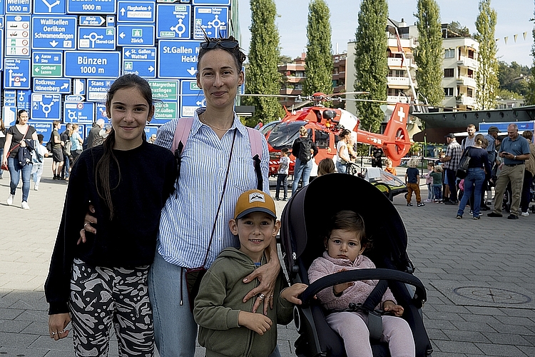 Von links: Aliie Derviskova, Oksana Chumachenko, Ali Derviskov und Aclile Derviskova. Ali war vom Verkehrshaus begeistert und wollte die Show sehen.