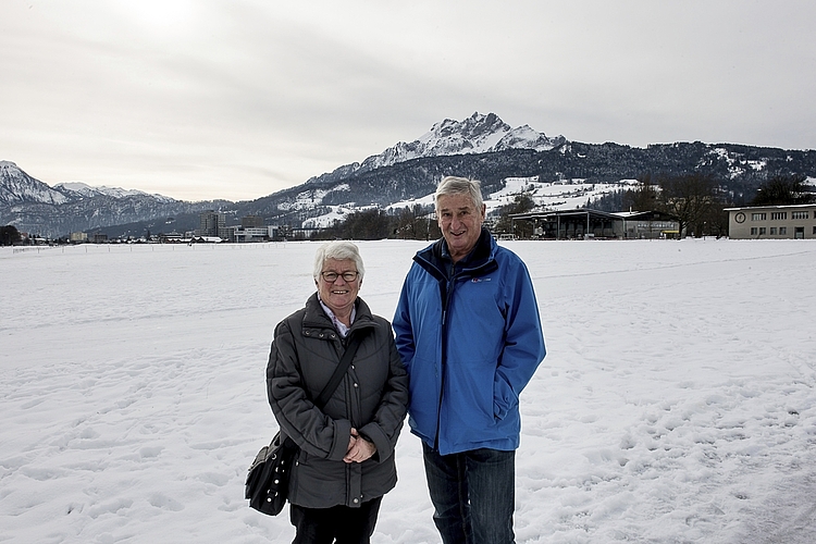 Als «Zaungäste» schauen Hanni und Sepp Arnold auf die Loipe. Er habe früher an vielen Läufen im Glaubenberg und in Römerswil teilgenommen, erzählt Sepp Arnold.
