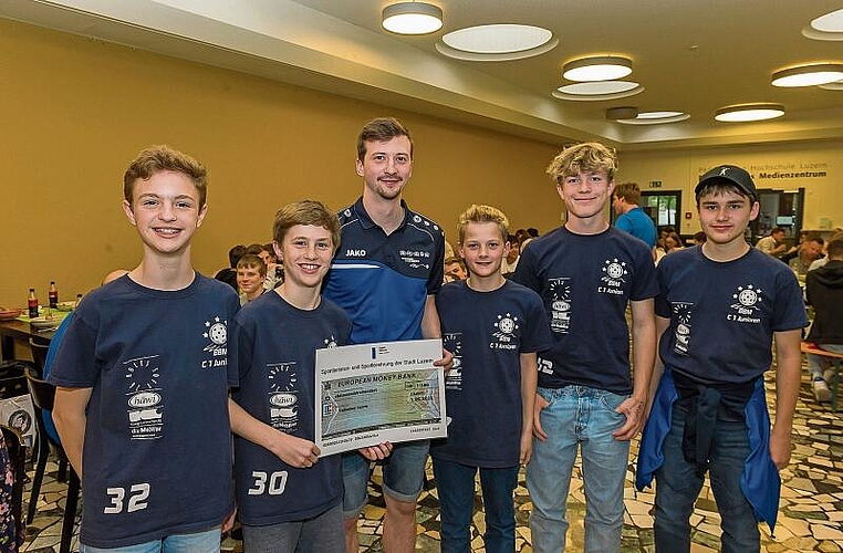 Unihockey Luzern (von links): Gian und Filip Buffoni, Trainer Samuel Ulmer, Joel Wehren, Maurin Schilliger und Raphael Allgäuer.
