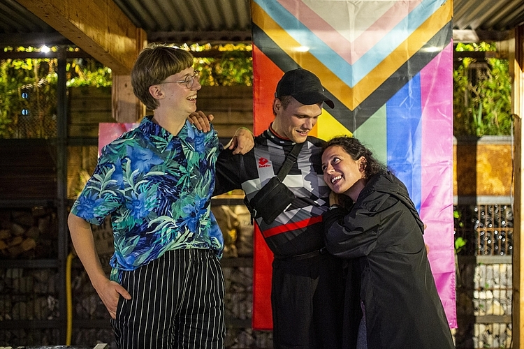 Jules Claude Gisler (Mitte), Regisseur des Eröffnungsfilms, zusammen mit Kathleen Moser (links) und Eleonora Camizzi, die ihm in Ton und Schnitt behilflich waren.
