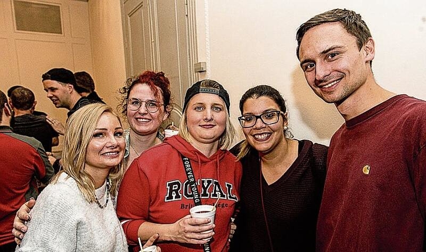 V. l.: Als farbenfrohe Truppe werden Celine Wüest, Lena Remmele, Simona Bussmann, Anna Piscopiello und Pascal Stalder von Schteichocher Chriens an der Fasnacht unterwegs sein.
