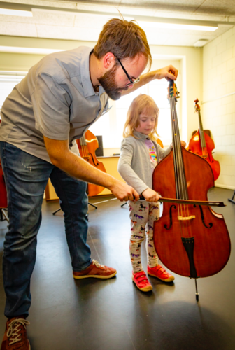 An den Beratungsanlässen der Musikschule Luzern können Kinder verschiedene Instrumente kennen lernen und selber ausprobieren. Bilder: Arthur Häberli