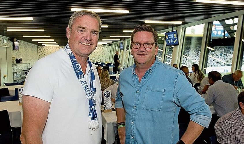 Von links: Stefan Wolf, Präsident FC Luzern, und Roger Bisang, Leiter Werbung und Sponso-
ring Otto’s AG. Stefan freute sich über das ausverkaufte Stadion und die tolle Stimmung.