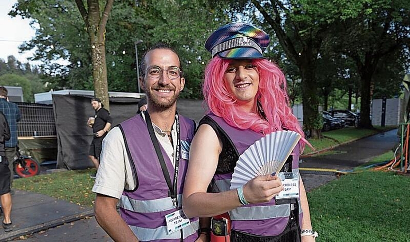 Das Awareness-Team sorgte für Sicherheit und gute Stimmung am Festival: Elouan Zellweger (l.) zusammen mit Lady Wukai, übersetzt – und offensichtlich – «ein bunter Vogel».
